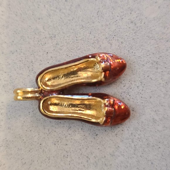 Alice in Wonderland Red Shoes Charm - Picture 5 of 8